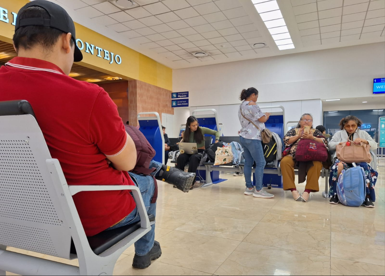 Pasajeros esperan a abordar sus vuelos en el aeropuerto de Mérida Pasajeros esperan a abordar sus vuelos en el aeropuerto de Mérida