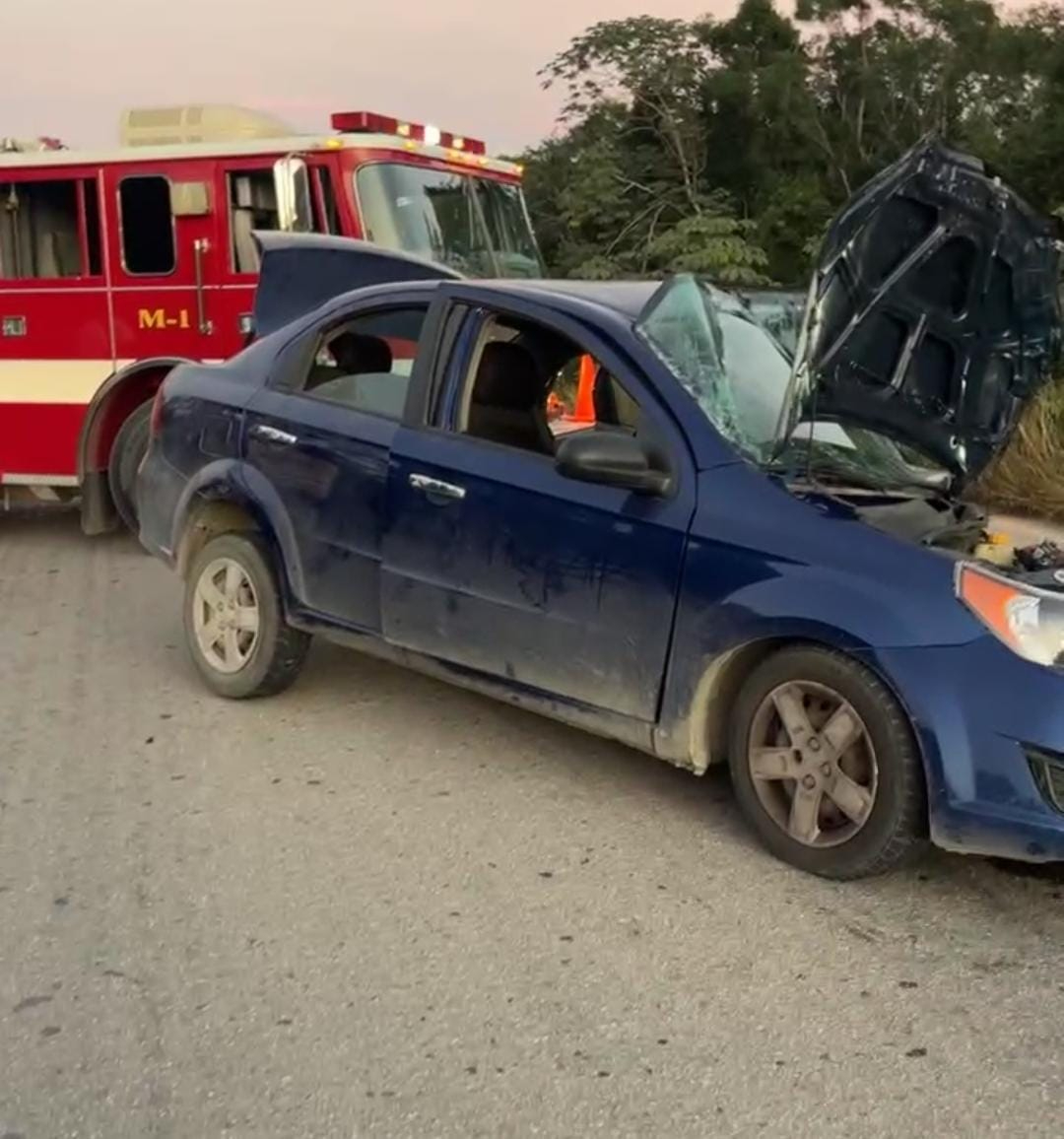 Un aparatoso accidente se registró en la carretera federal 307 entre Felipe Carrillo Puerto y Tulum, dejando heridos y dos vehículos como pérdida total.