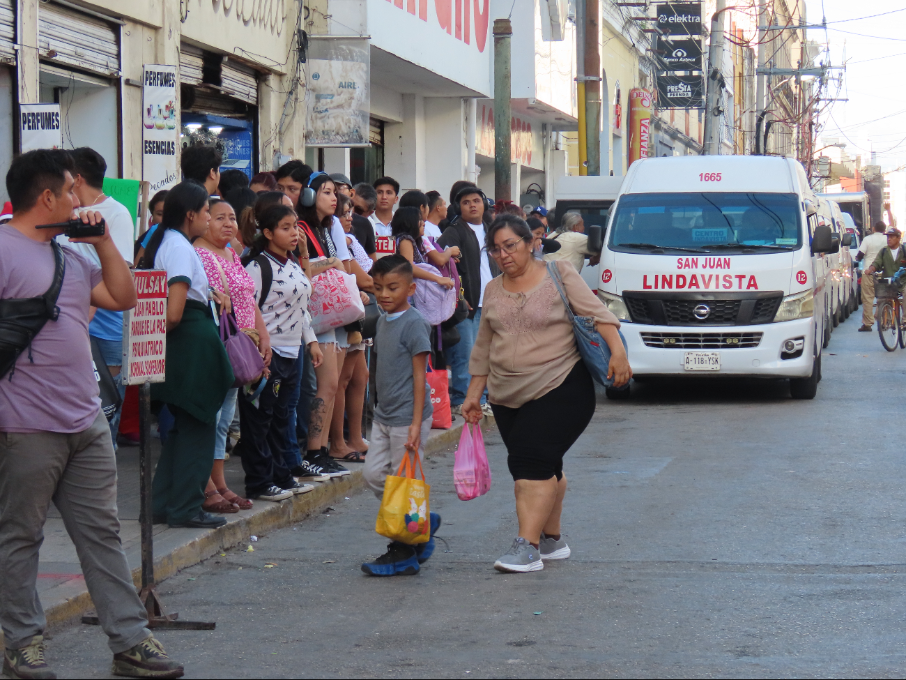 Ayer, 30 rutas de transporte público cambiaron permanentemente de paraderos en el Centro Histórico de Mérida