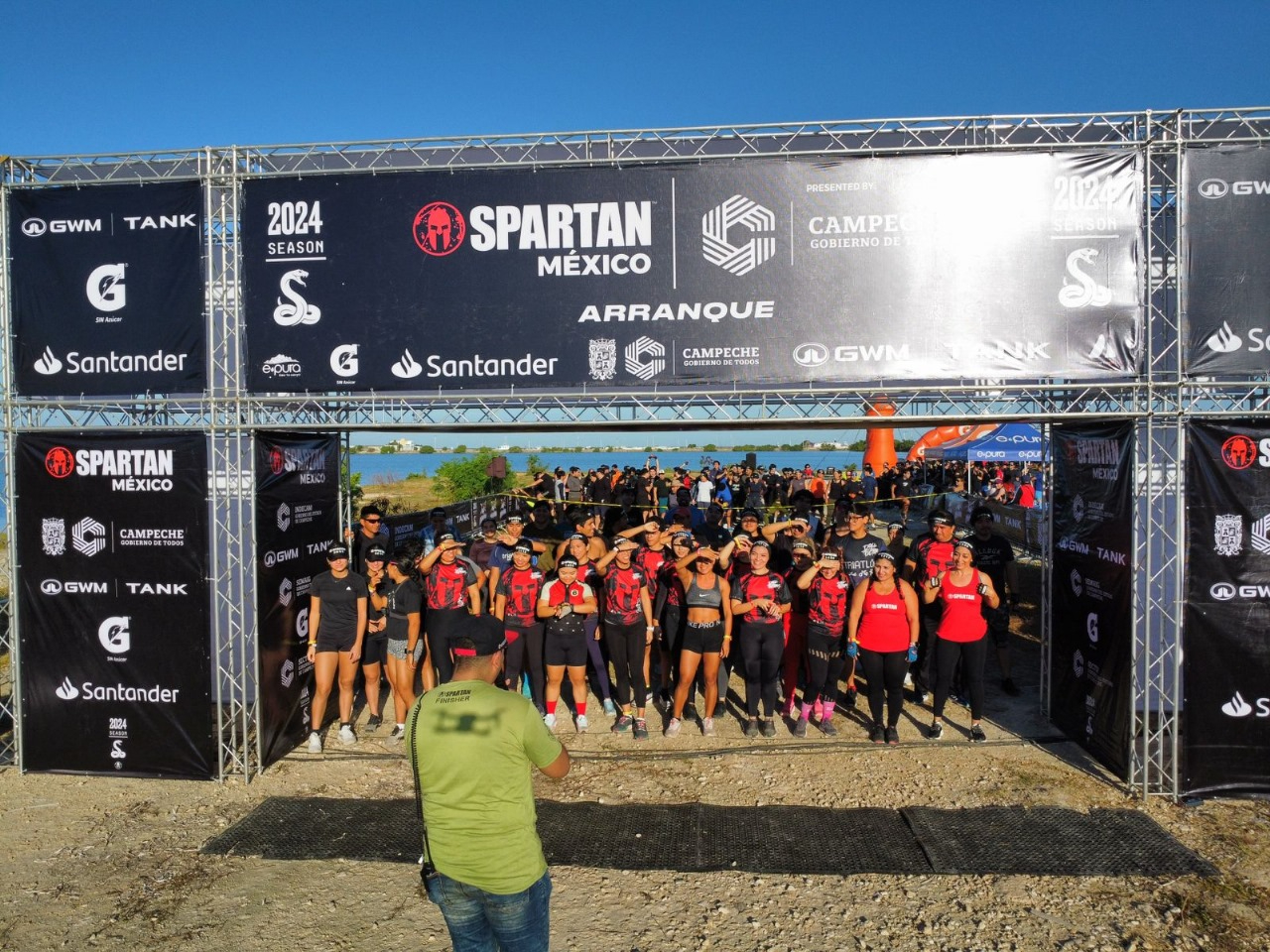 La carrera constó de 10 kilómetros con 16 obstáculos, y los participantes demostraron gran capacidad física La carrera constó de 10 kilómetros con 16 obstáculos, y los participantes demostraron gran capacidad física