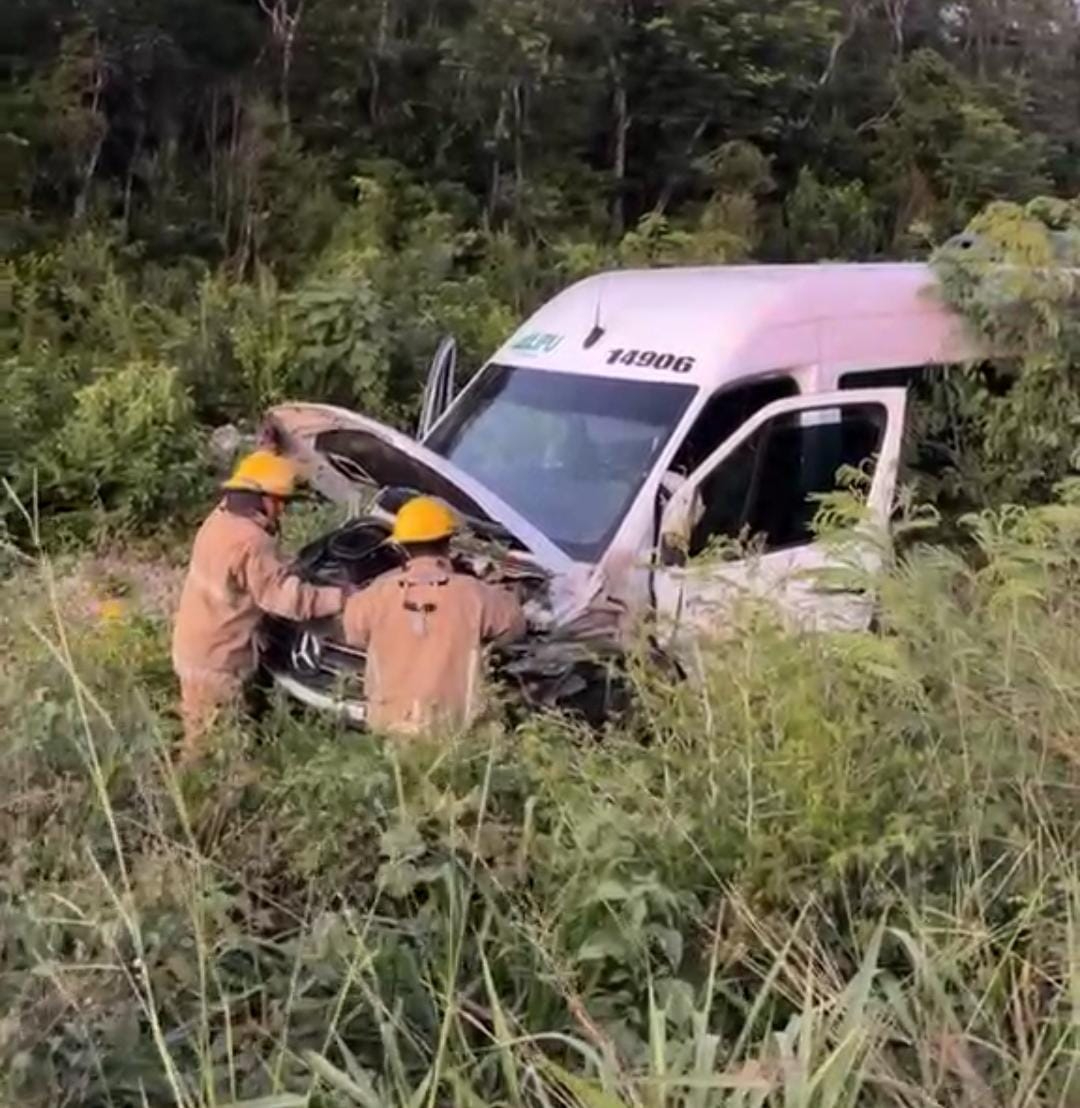La colisión involucró una camioneta con turistas La colisión involucró una camioneta con turistas