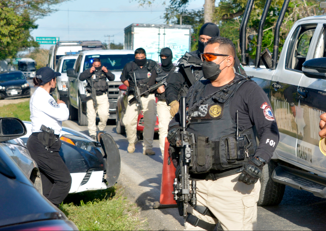 La percepción de seguridad en Quintana Roo es baja, con solo el 20.9% de los hombres y el 15.6% de las mujeres mayores de 18 años sintiéndose seguros La percepción de seguridad en Quintana Roo es baja, con solo el 20.9% de los hombres y el 15.6% de las mujeres mayores de 18 años sintiéndose seguros