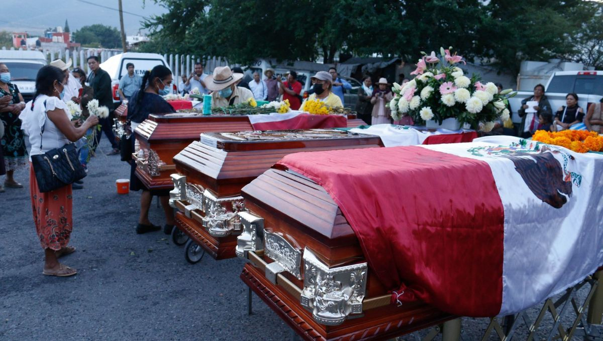 Familiares de víctimas de la Guerra Sucia exigen justicia frente a la zona militar en Guerrero