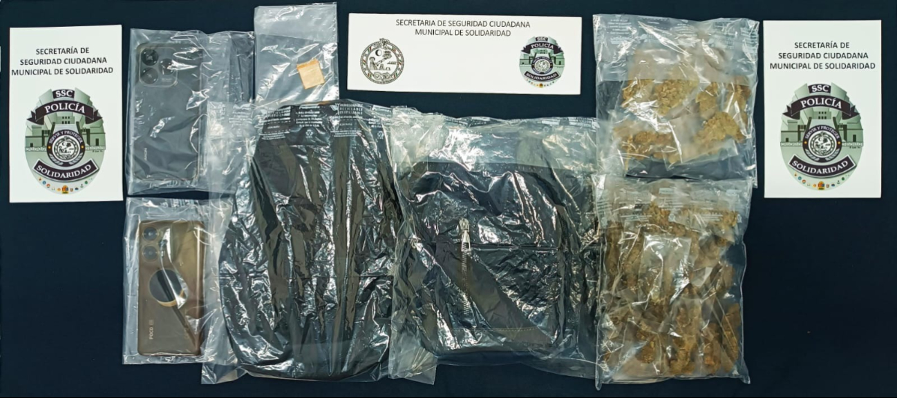 Se les aseguraron 41 envoltorios con características de marihuana y 1 envoltorio con características de cocaína. Se les aseguraron 41 envoltorios con características de marihuana y 1 envoltorio con características de cocaína.
