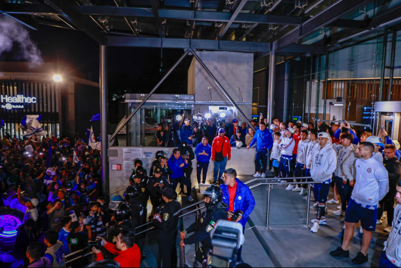 Todo el club salió a agradecer Todo el club salió a agradecer