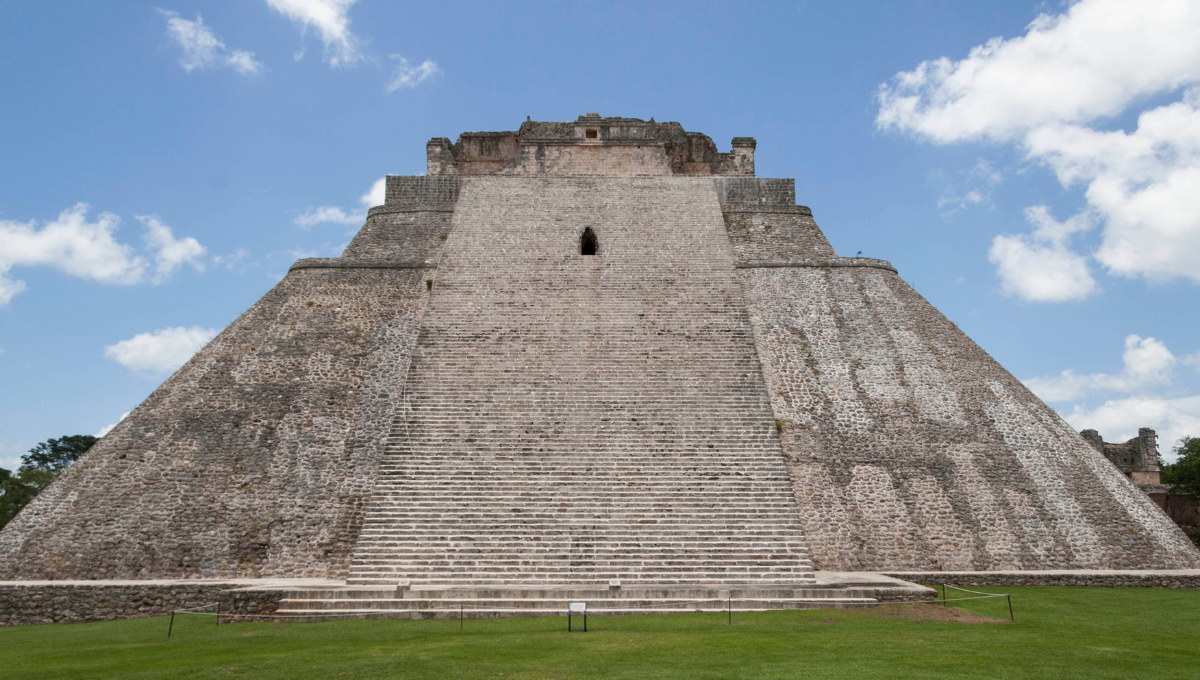 Uxmal, conocida como la "Tres veces construida", es un símbolo de la grandeza cultural e histórica de la región Uxmal, conocida como la "Tres veces construida", es un símbolo de la grandeza cultural e histórica de la región