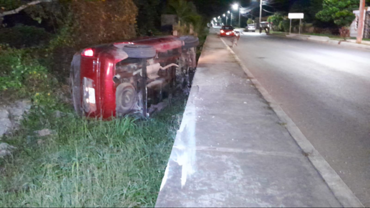 Vecinos despertaron por el ruido del accidente, ayudaron a los involucrados y solicitaron servicios de emergencia Vecinos despertaron por el ruido del accidente, ayudaron a los involucrados y solicitaron servicios de emergencia