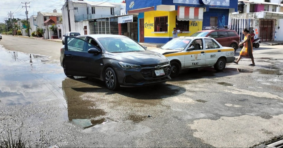 Colisión entre autos en Maya Real de Chetumal deja en visto la imprudencia de conductores.