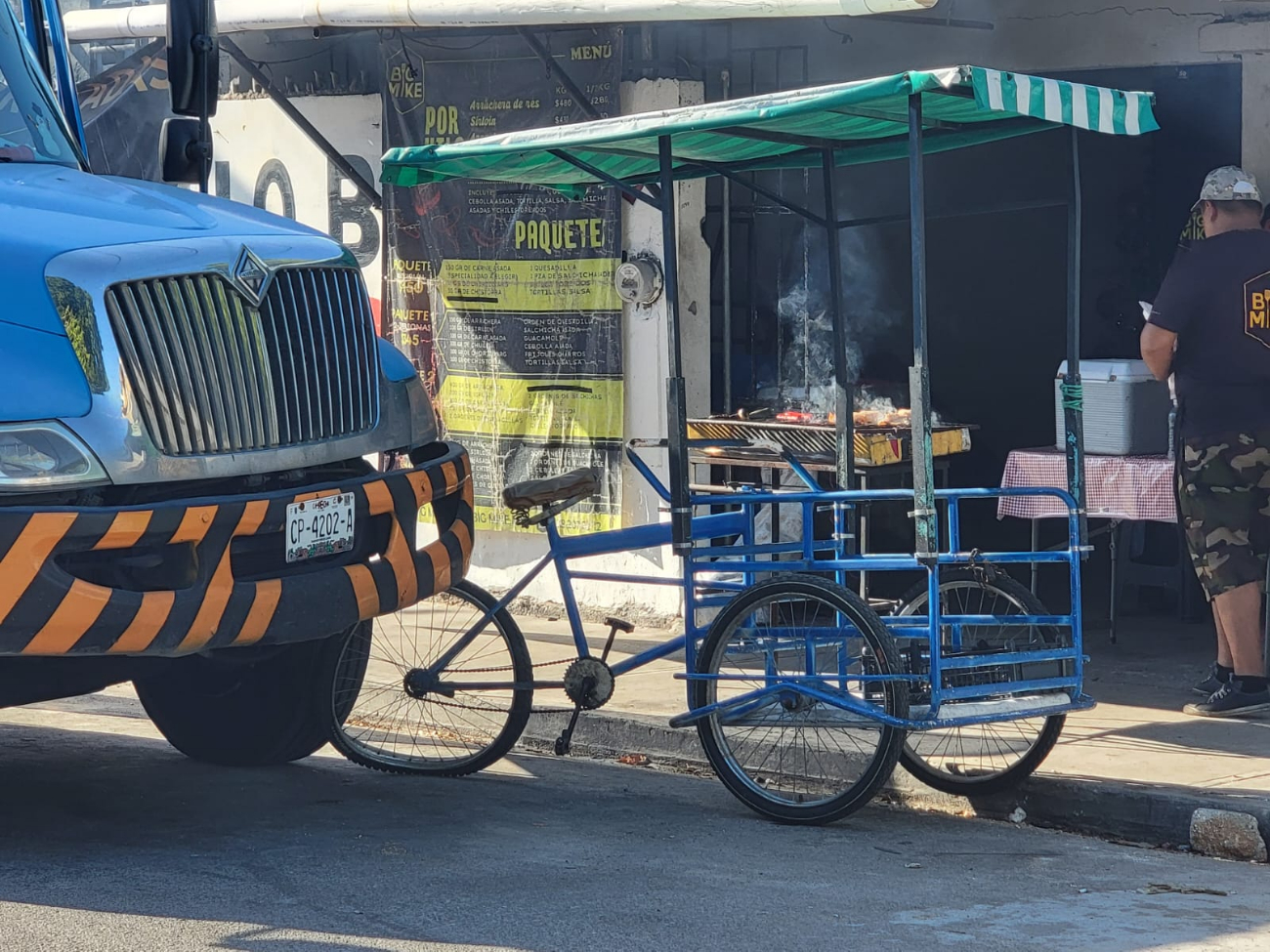 Camión repartidor daña triciclo estacionado en  el Carmen