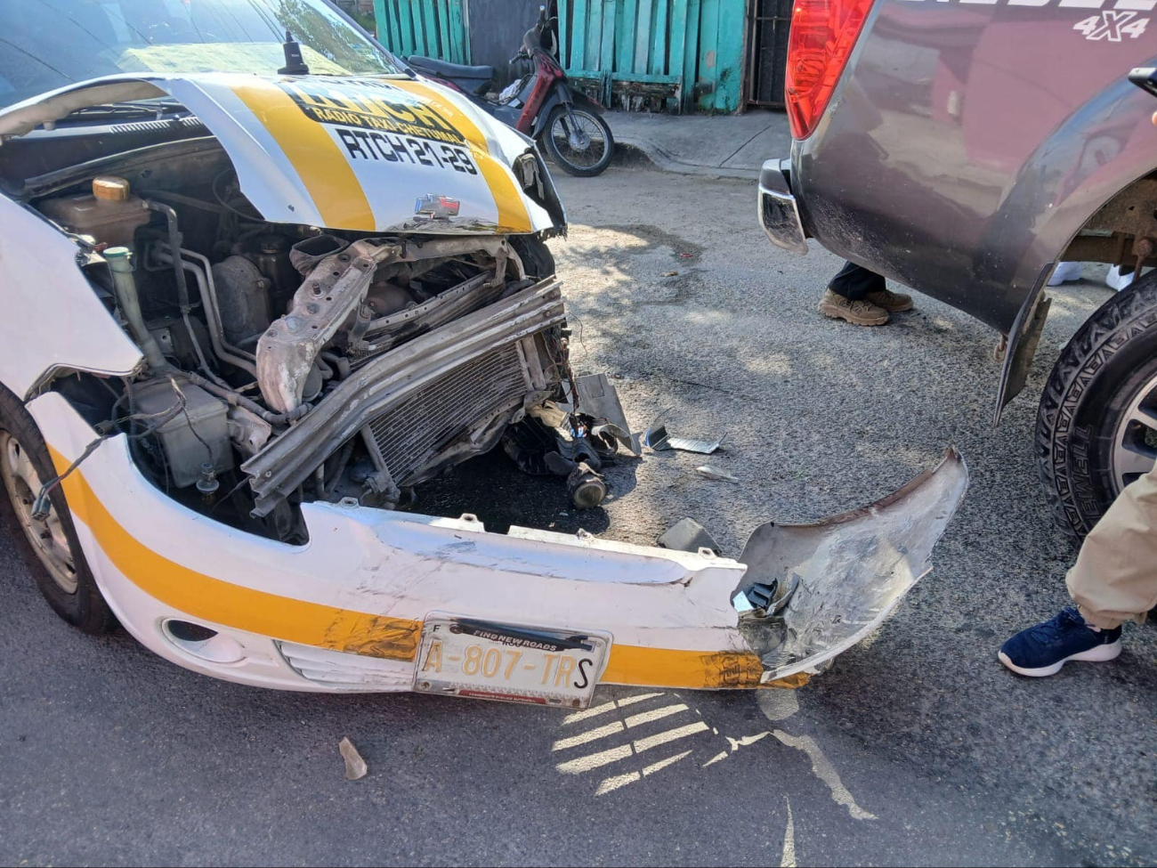 El vehícula taxi fue el más afectado por el golpe. El vehícula taxi fue el más afectado por el golpe.