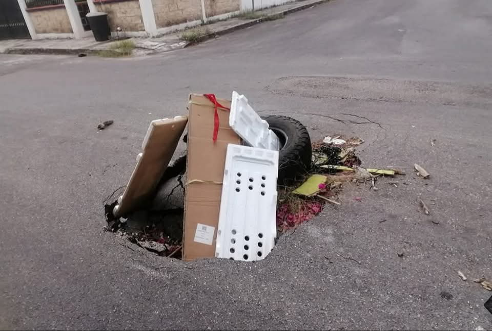 Los baches presentan un riesgo para la seguridad de los conductores. Los baches presentan un riesgo para la seguridad de los conductores.