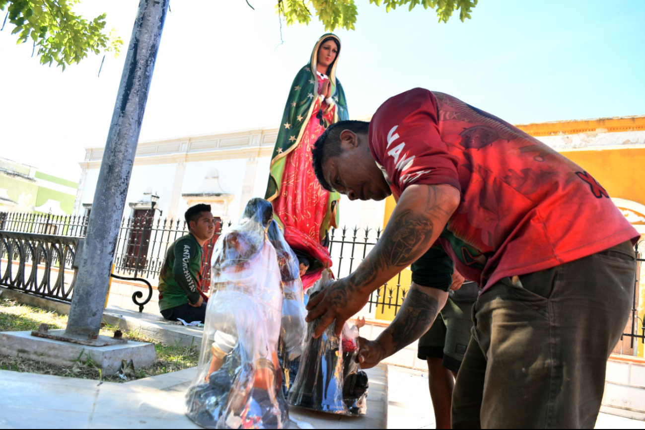 Arriban en bicicletas, cargando imágenes de la ‘Morenita del Tepeyac’. Arriban en bicicletas, cargando imágenes de la ‘Morenita del Tepeyac’.