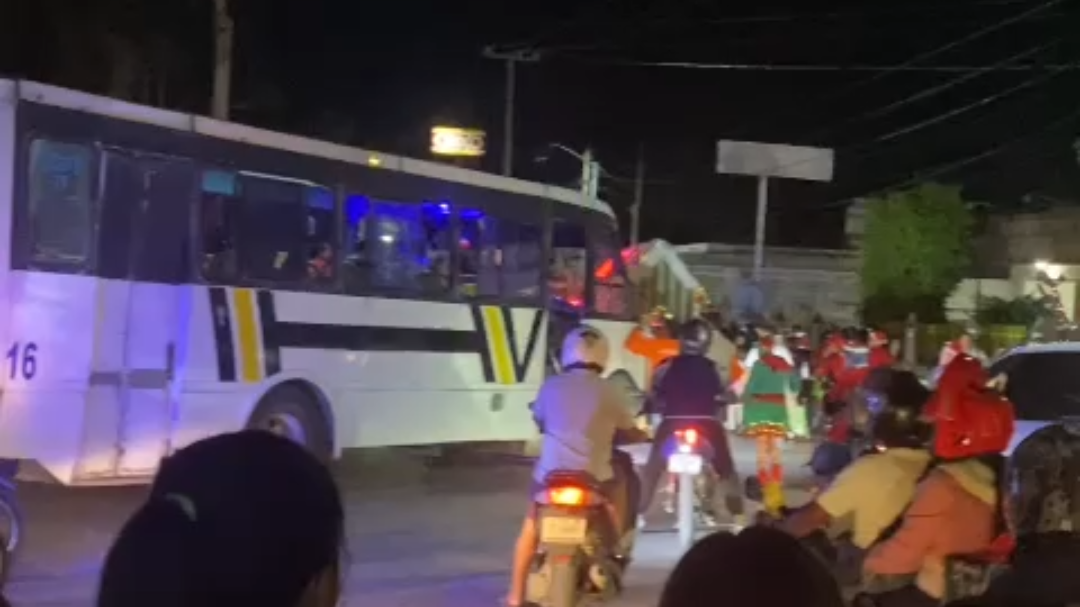 Camión de pasaje avanza sin consideración de caravana navideña en Campeche. Camión de pasaje avanza sin consideración de caravana navideña en Campeche.