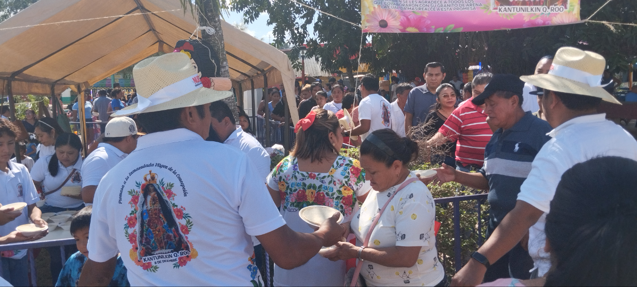 Con recursos propios, las familias Koyoc ofrecen almuerzo a los fieles Con recursos propios, las familias Koyoc ofrecen almuerzo a los fieles