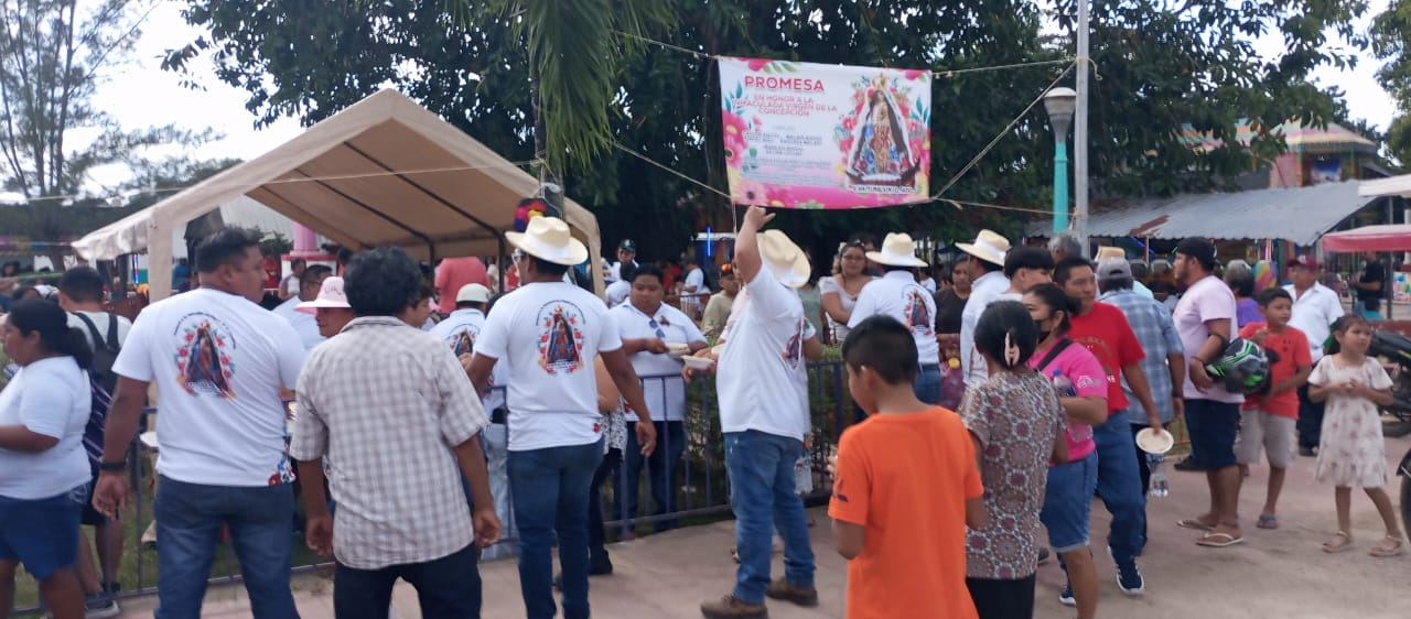 Después de la caminata la costumbre es repartir la comida a un lado de la iglesia Después de la caminata la costumbre es repartir la comida a un lado de la iglesia