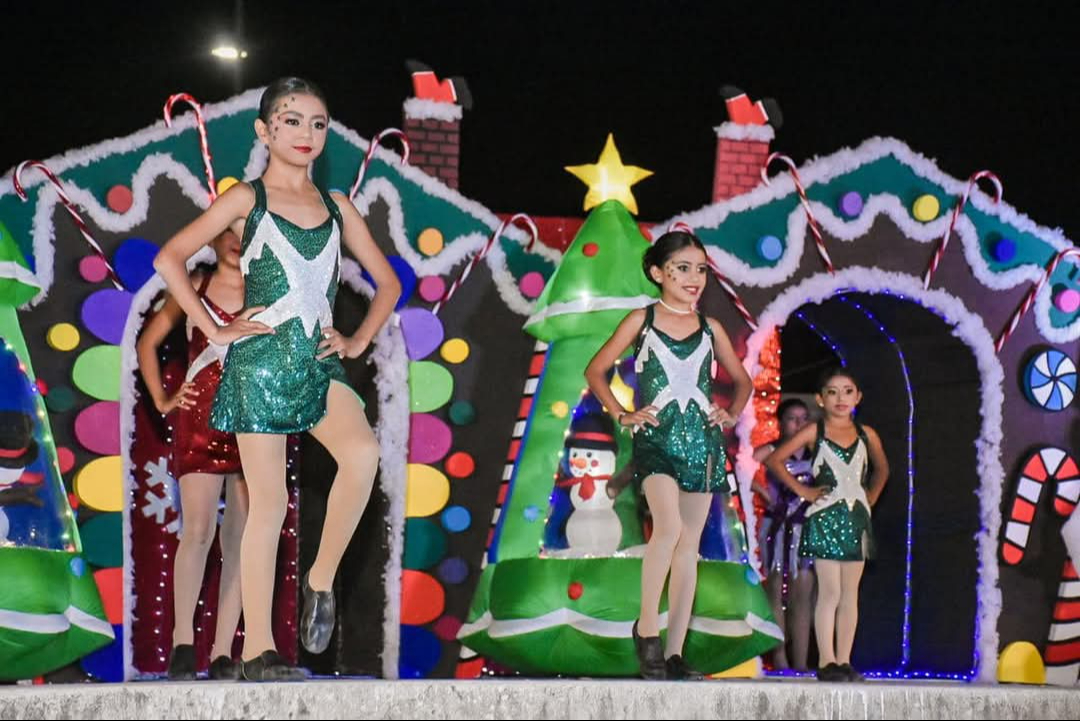 Diversas escuelas, empresas y el ayuntamiento participaron en el desfile con carros adornados con motivos navideños Diversas escuelas, empresas y el ayuntamiento participaron en el desfile con carros adornados con motivos navideños