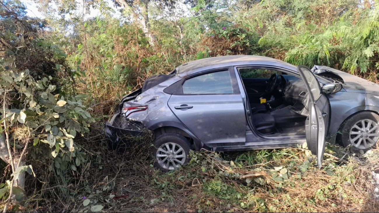 Accidente en la carretera federal de Pocboc deja docentes y choferes heridos