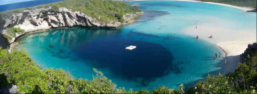 El Agujero Azul de Dean en las Bahamas es una cueva submarina con una profundidad de 202 metro El Agujero Azul de Dean en las Bahamas es una cueva submarina con una profundidad de 202 metro