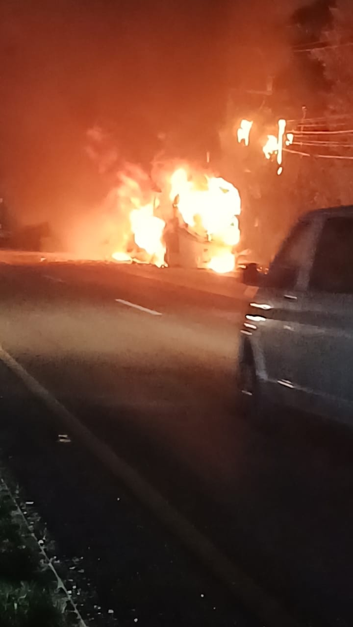 Autobús Del Valle termina incendiándose en la carretera Tulum-Playa del Carmen