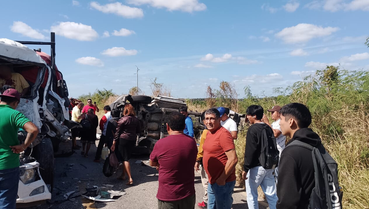El conductor del tráiler quedó prensado en la cabina y fue rescatado con herramientas por voluntarios y paramédicos. El conductor del tráiler quedó prensado en la cabina y fue rescatado con herramientas por voluntarios y paramédicos.