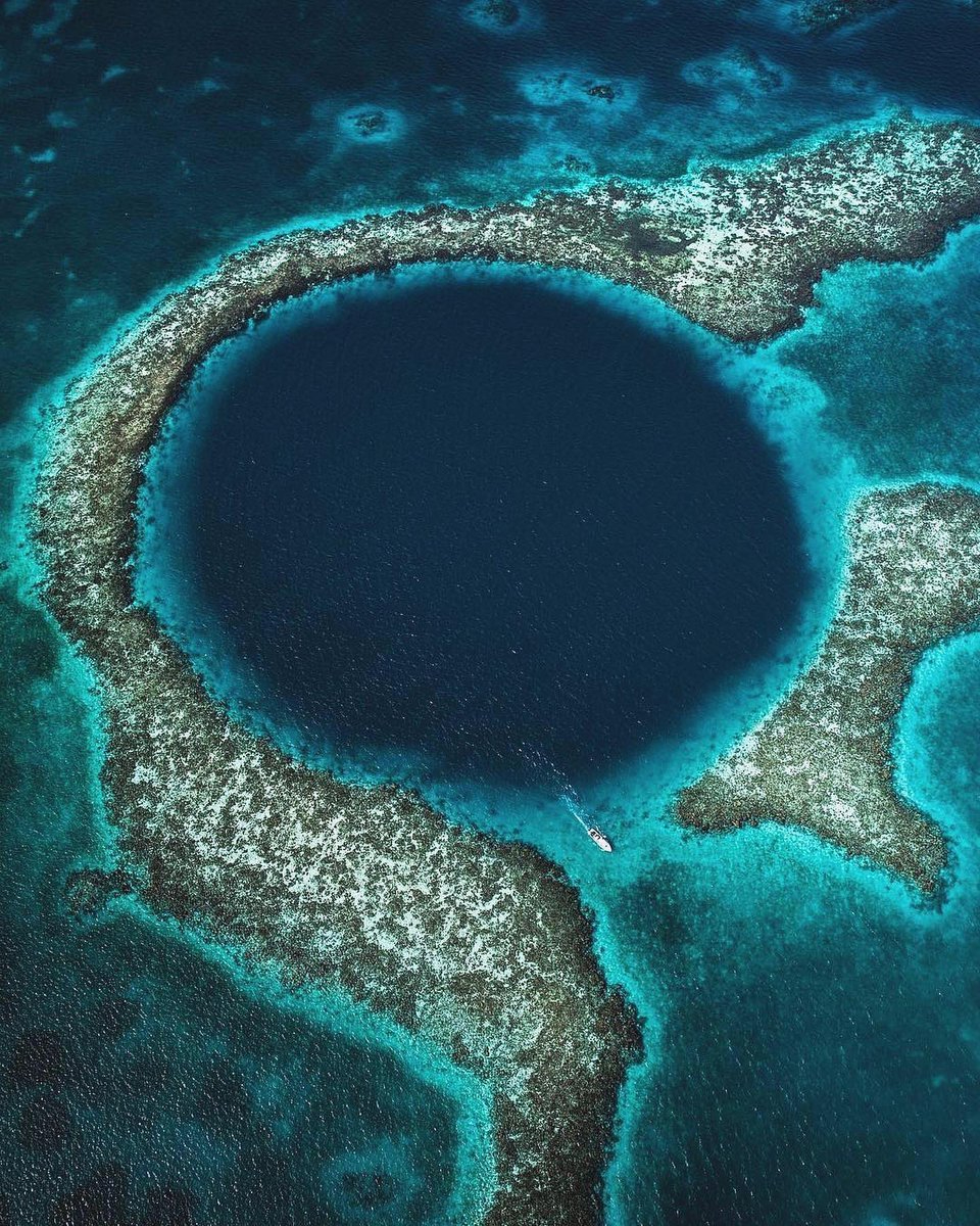 El Gran Agujero Azul, cerca de Cayo Ambergris, tiene una profundidad de 124 metros y un diámetro de más de 300 metros El Gran Agujero Azul, cerca de Cayo Ambergris, tiene una profundidad de 124 metros y un diámetro de más de 300 metros
