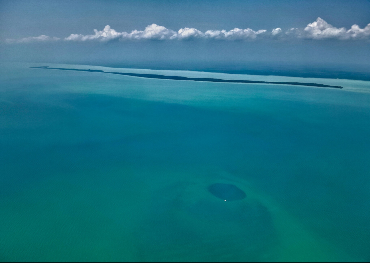 El Taam Ja’, en la Bahía de Chetumal, es el agujero azul más profundo del mundo, con 420 metros de profundidad El Taam Ja’, en la Bahía de Chetumal, es el agujero azul más profundo del mundo, con 420 metros de profundidad