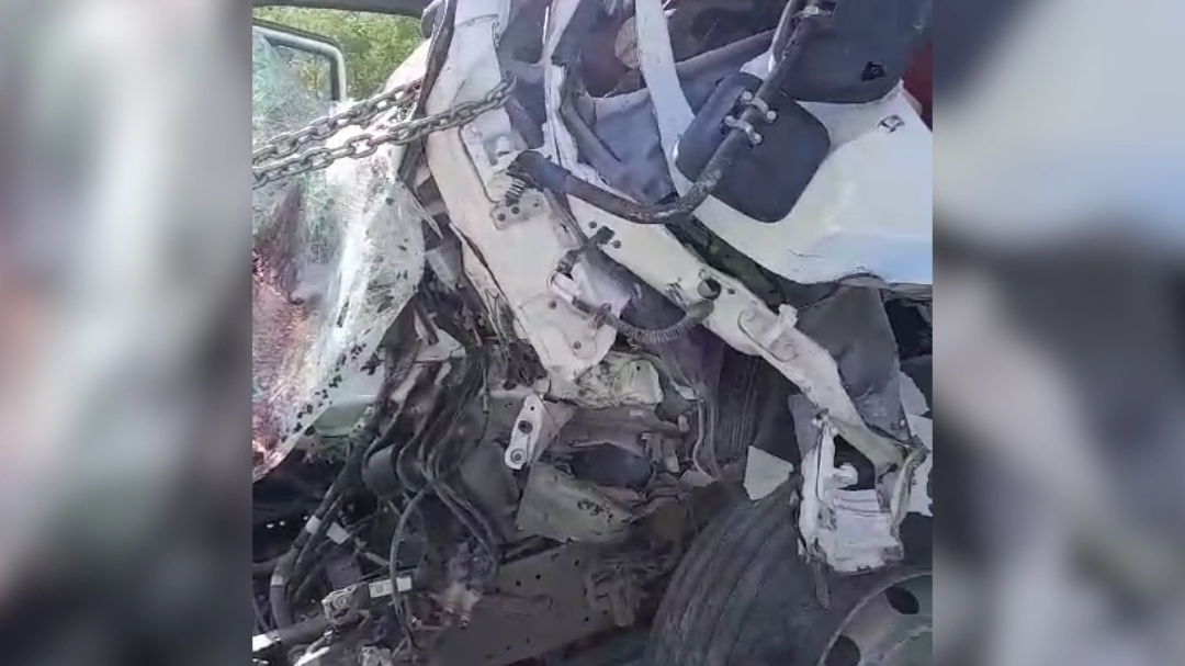 Estuvieron involucrados un camión de carga que transportaba cemento y una camioneta familiar Estuvieron involucrados un camión de carga que transportaba cemento y una camioneta familiar