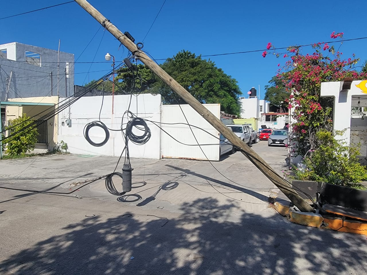 Los cables cayeron sobre vehículos estacionados y un poste dañó un Nissan Platina Los cables cayeron sobre vehículos estacionados y un poste dañó un Nissan Platina