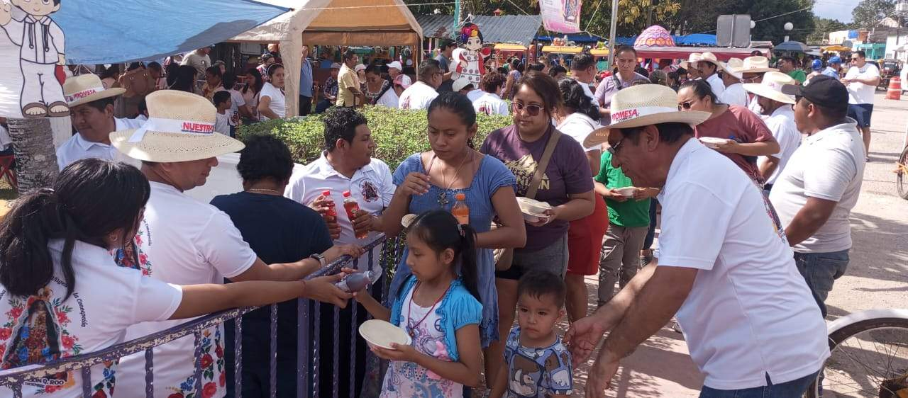 Los niños también participan en la celebración, con el fin de inculcarles las costumbres Los niños también participan en la celebración, con el fin de inculcarles las costumbres