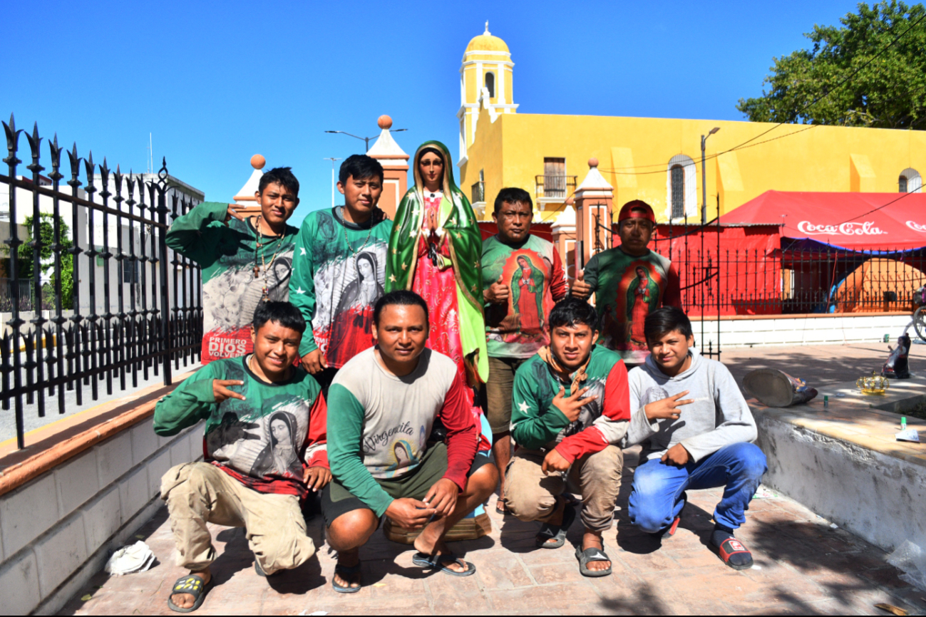 Muchos llegan cargados con promesas cumplidas; otros con oraciones.