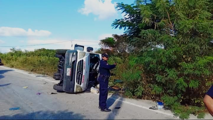 Volcadura de un taxi en la vía Cuzamá-Mérida deja dos muertos y 16 heridos