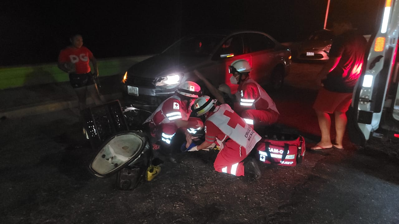 Tras el choque, el motociclista fue atendido por paramédicos Tras el choque, el motociclista fue atendido por paramédicos