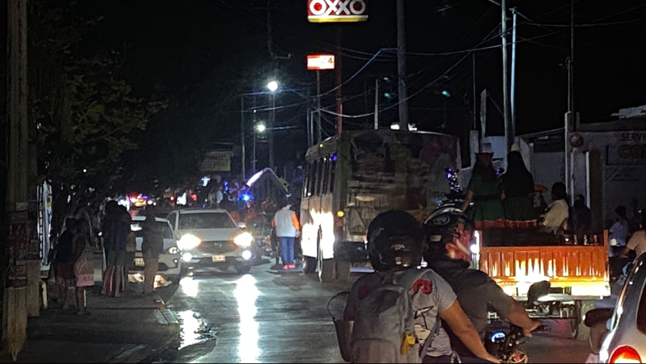 Vehículo de transporte se le avienta a caravana migrante en Campeche.