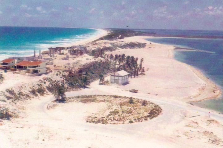 En varios publicaciones se identifica a esta foto tomada desde el Hotel Caribe Cancún, entre 1974 y principios de 1975. En varios publicaciones se identifica a esta foto tomada desde el Hotel Caribe Cancún, entre 1974 y principios de 1975.