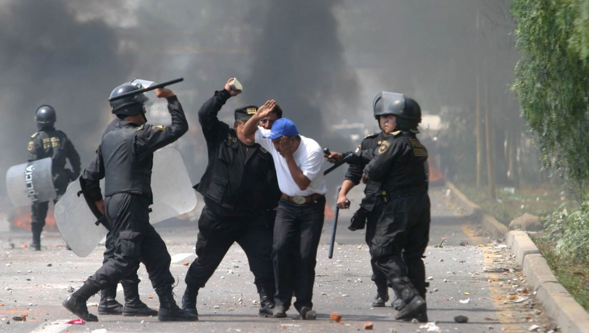 El uso de la fuerza pública está justificado únicamente bajo circunstancias que lo requieran explícitamente para la protección de la vida El uso de la fuerza pública está justificado únicamente bajo circunstancias que lo requieran explícitamente para la protección de la vida