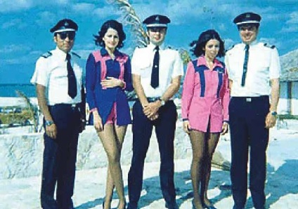 La tripulación del primer vuelo comercial de Mexicana, en 1973, cuando las aeromozas lucían la moda de los hot pant La tripulación del primer vuelo comercial de Mexicana, en 1973, cuando las aeromozas lucían la moda de los hot pant