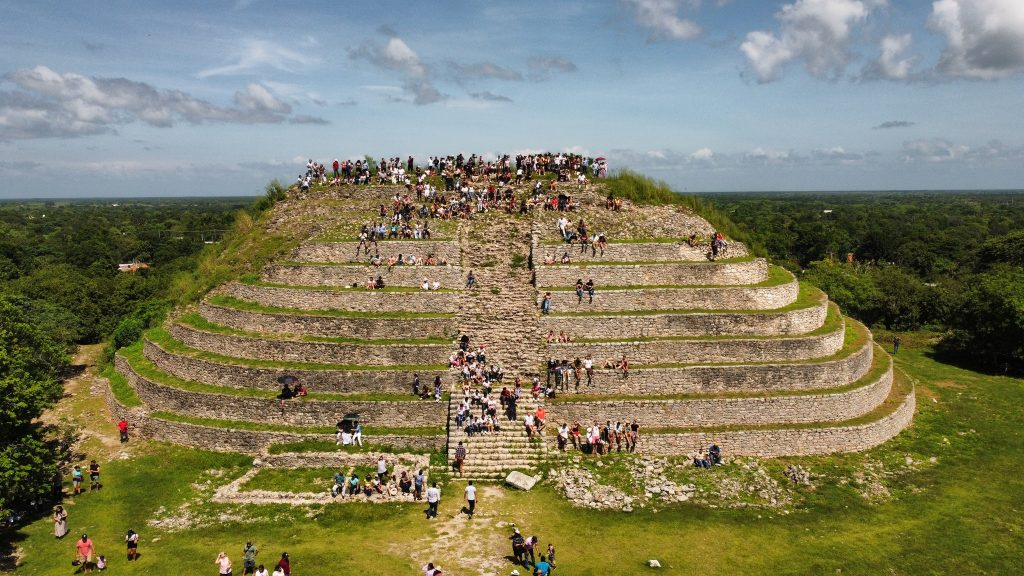 Desde la cima de la pirámide Kinich Kak Moo se tiene una vista incomparable Desde la cima de la pirámide Kinich Kak Moo se tiene una vista incomparable