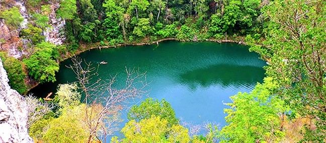Tiene un cenote azul que fascina a visitantes Tiene un cenote azul que fascina a visitantes