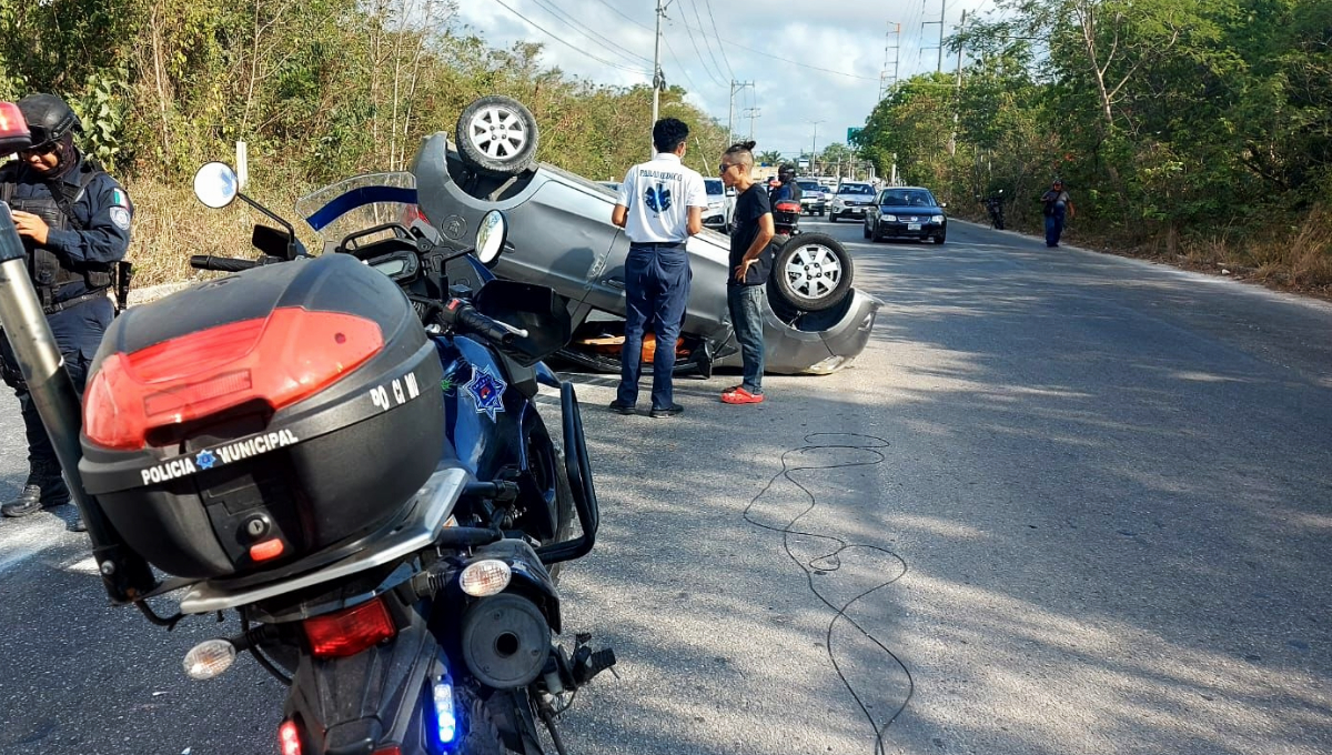 Conductor vuelca en su automóvil en la Región 106, en Cancún