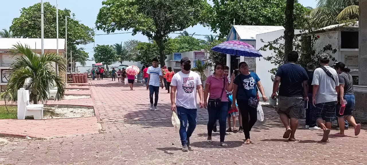 Acuden a visitar a sus madres Acuden a visitar a sus madres