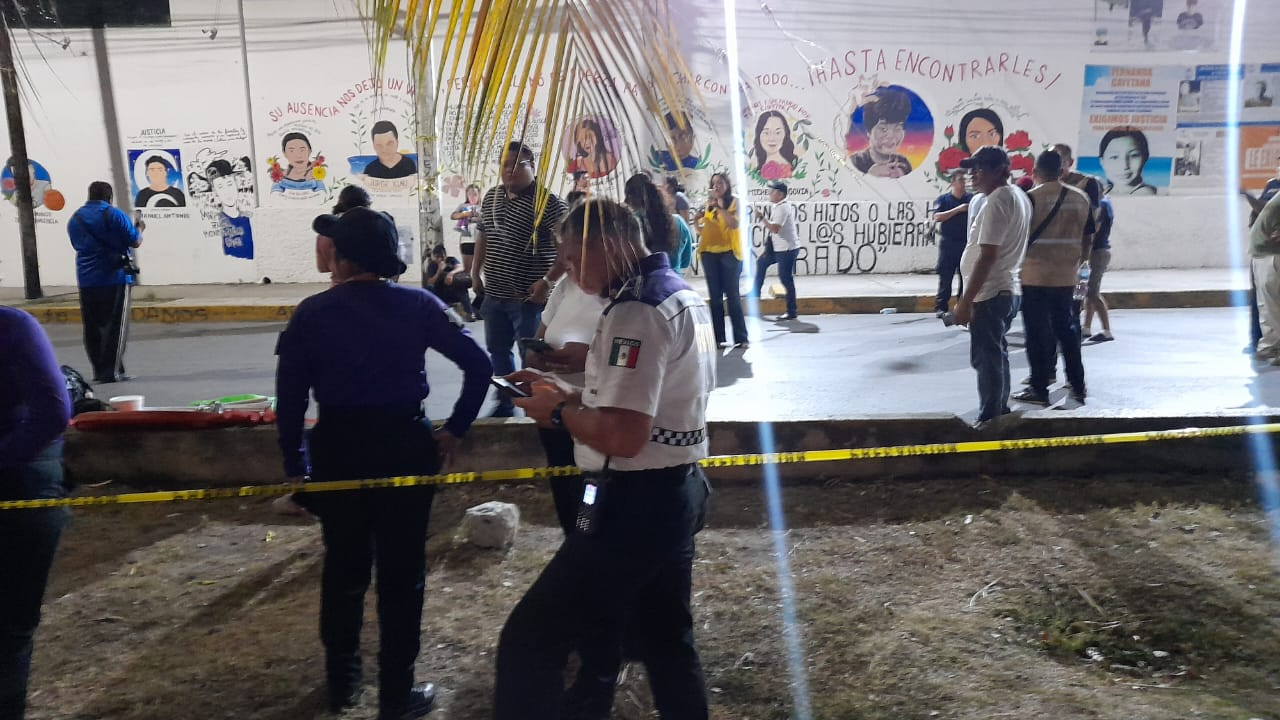 Agentes de seguridad en las afueras de la FGE de Quintana Roo Agentes de seguridad en las afueras de la FGE de Quintana Roo
