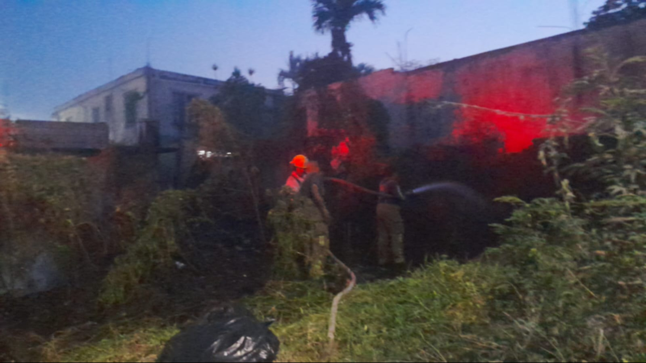 El incendio ponía en riesgo a una familia El incendio ponía en riesgo a una familia