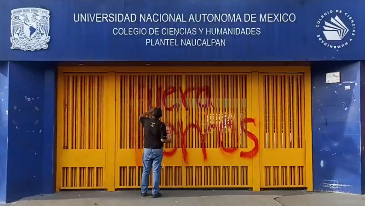 El lema "Fuera porros" apareció grabado en la entrada del CCH Naucalpan El lema "Fuera porros" apareció grabado en la entrada del CCH Naucalpan