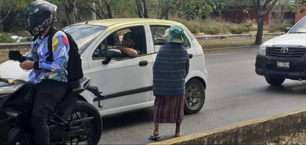 Hay mujeres que se la pasan en las calles en busca del sustento familiar Hay mujeres que se la pasan en las calles en busca del sustento familiar