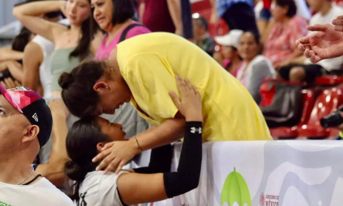 La atleta de la CDMX no pudo contener las lágrimas de la alegría junto a su madre La atleta de la CDMX no pudo contener las lágrimas de la alegría junto a su madre