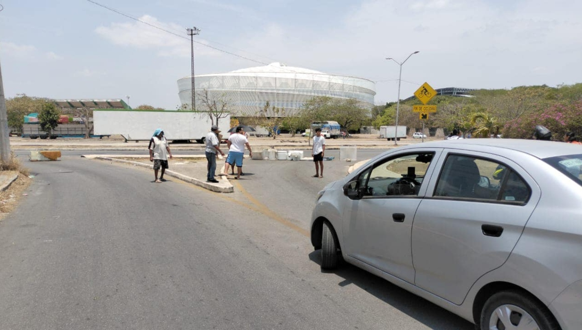 La avenida Circuito Colonias fue cerrada por vecino de Nueva Kukulcán