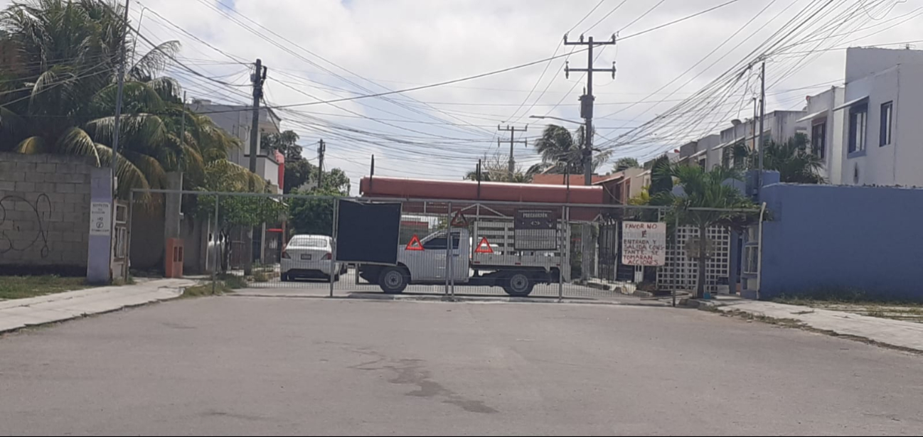 Las calles han sido cerradas con rejas, evitando el paso de cualquier persona Las calles han sido cerradas con rejas, evitando el paso de cualquier persona