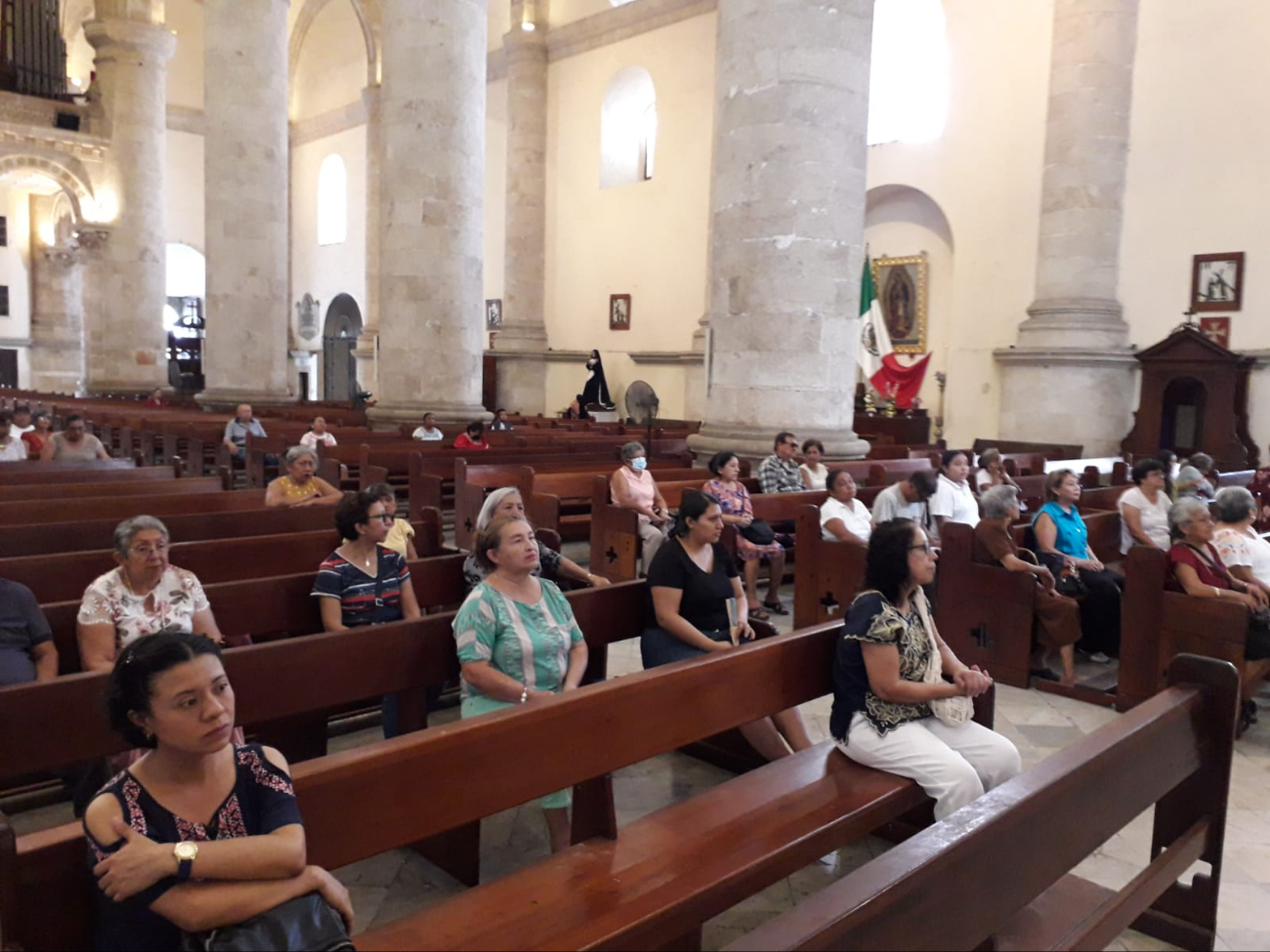 Mujeres asistieron a una misa por el Día de las Madres en la Catedral de Mérida