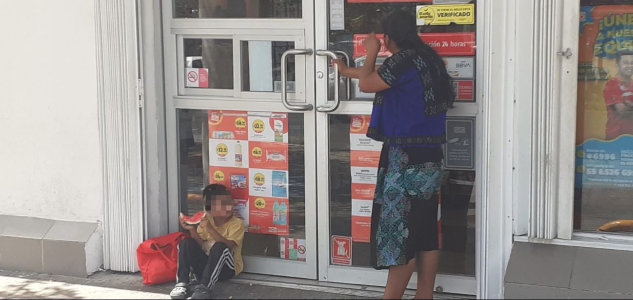 Mujeres incluso salen a las calles con sus hijos en busca de dinero