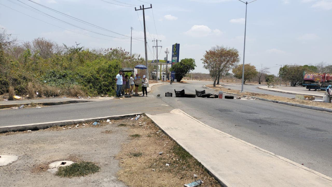 Vecinos del Oriente de Mérida llevan dos días sin luz Vecinos del Oriente de Mérida llevan dos días sin luz